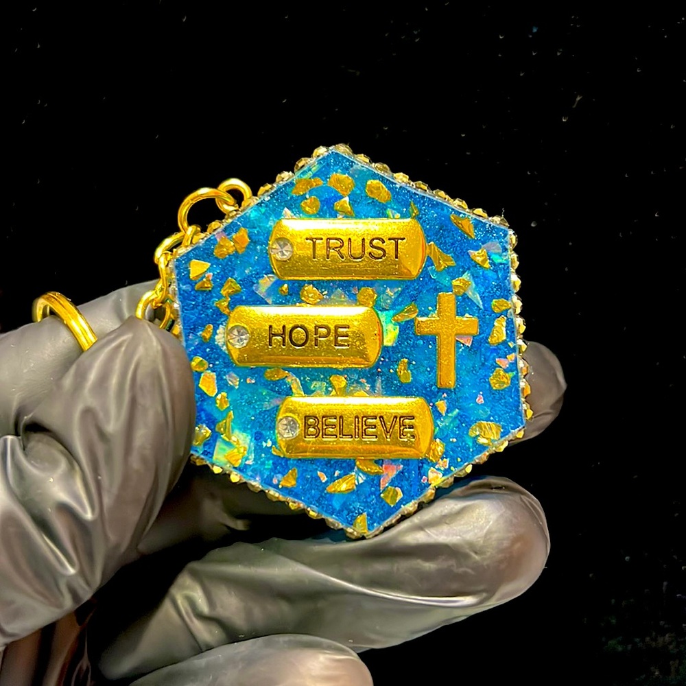 Resin keychain: “Trust, Hope, Believe”